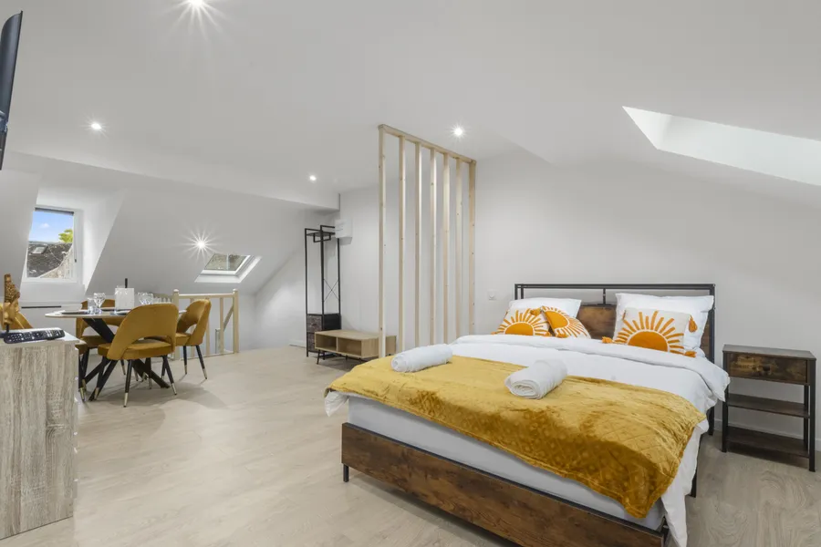 Studio Levée de soleil : grand studio sous combles avec fenêtres de toit, lit double et coin repas